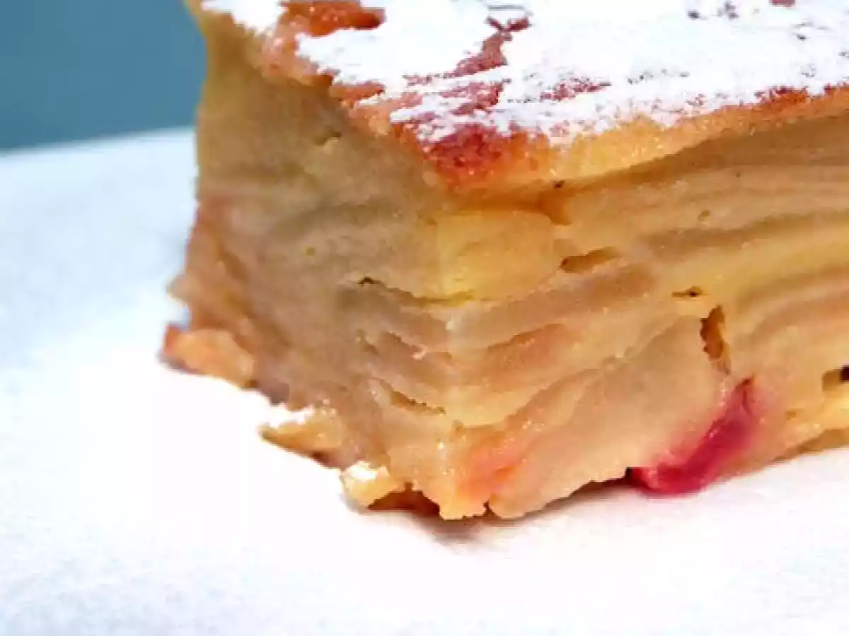 Gâteau fondant pommes, pépites de fraises séchées & tonka