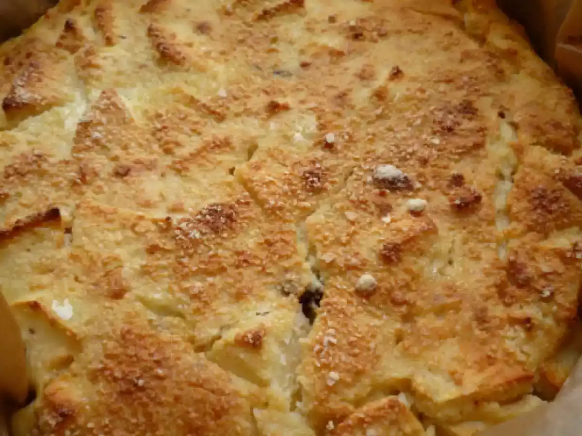 Gâteau hivernal à la manière d'un clafoutis: pommes et pruneaux