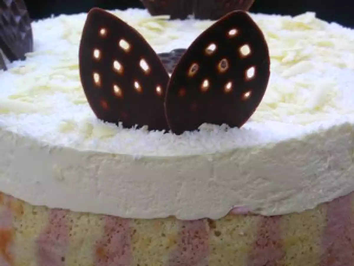 Gâteau Joconde à la Mousse de Framboises et au Bavarois au Lait de Coco