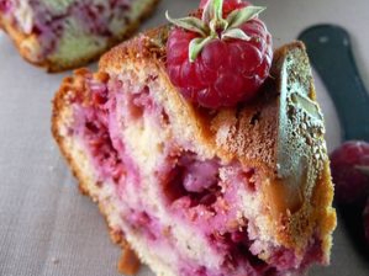 Gateau Leger Aux Framboises Puree D Amande Recette Ptitchef
