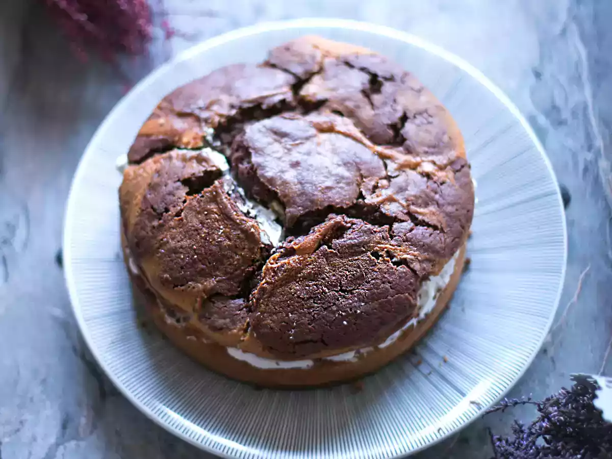 Gâteau marbré chocolat lait concentré garni de chantilly au café