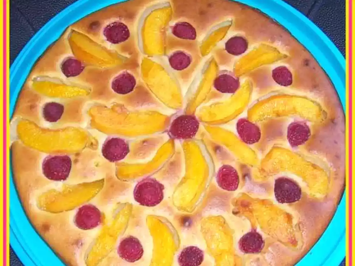 Gâteau moelleux à la ricotta, pêches et framboises
