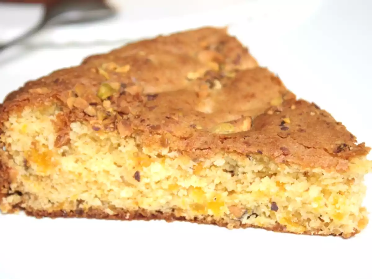 Gâteau moelleux aux abricots, pistaches & chocolat blanc