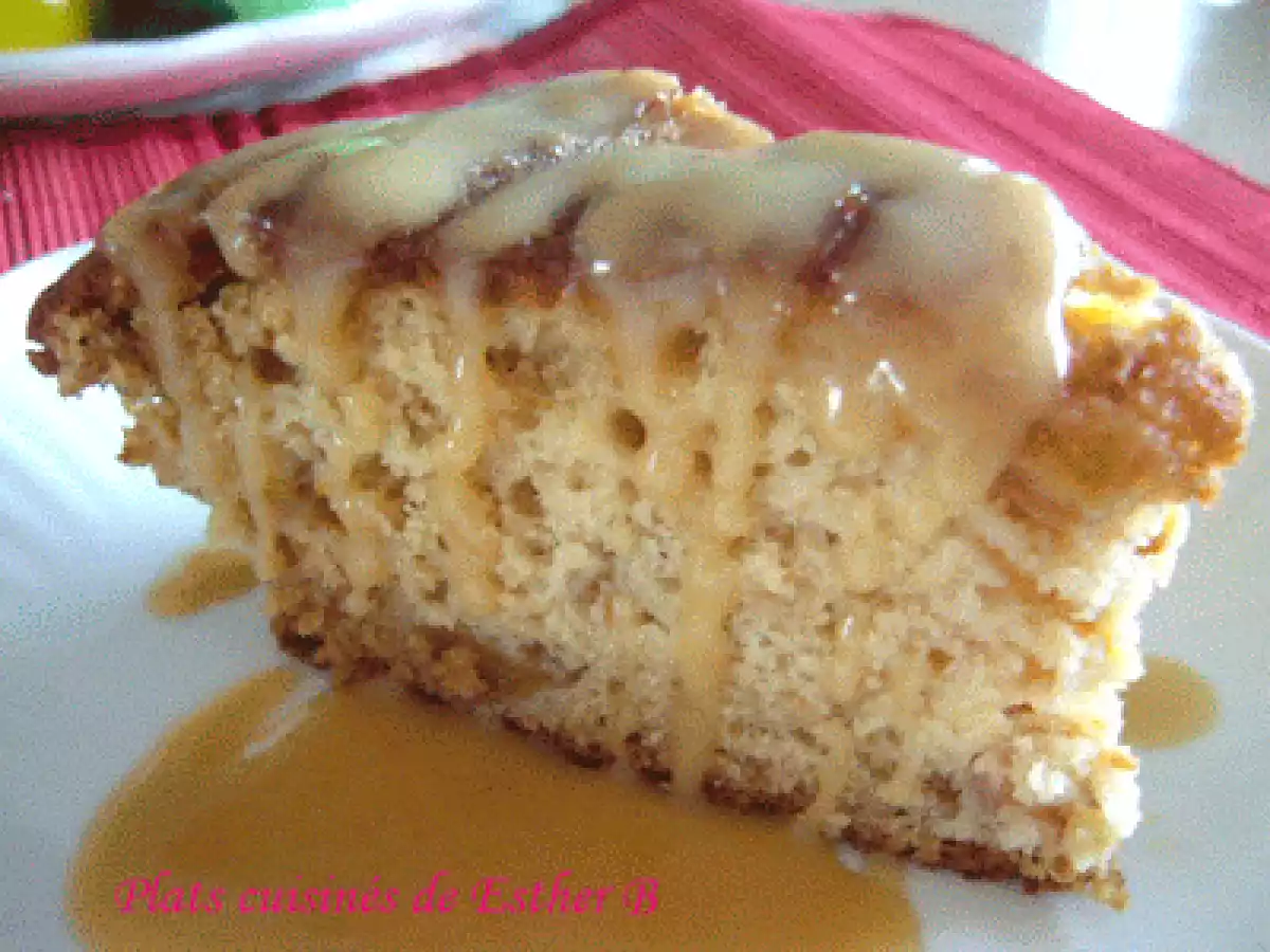 Gâteau moelleux aux pêches, sauce à la vanille et au caramel