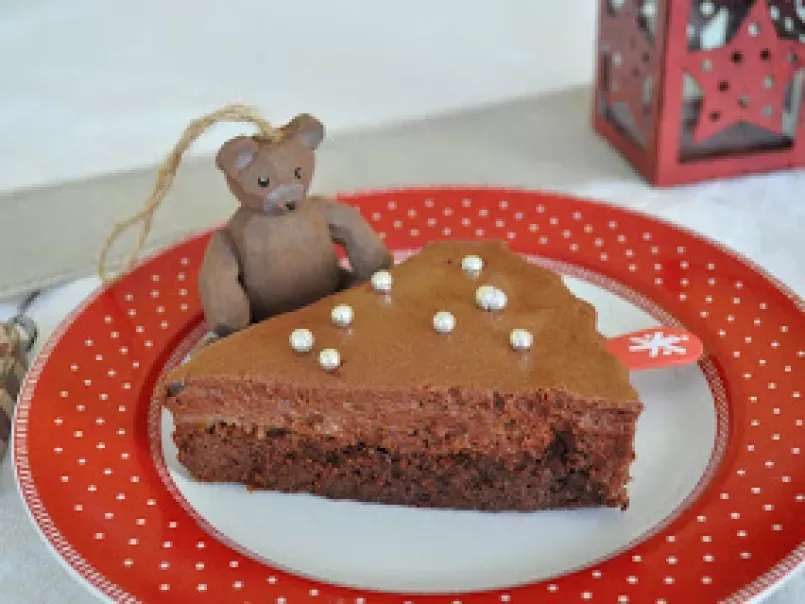 Gâteau-mousse au chocolat noir, poires et marrons confits en version de fêtes