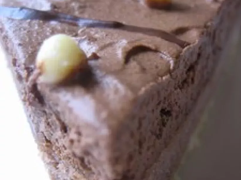 Gâteau mousseux au chocolat noir et ses billes de chocolat blanc, photo 1
