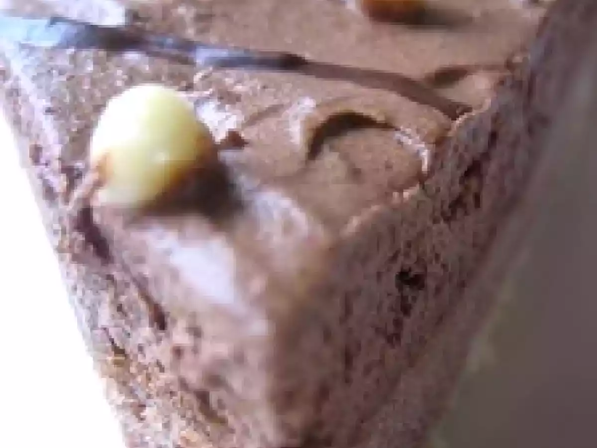 Gâteau mousseux au chocolat noir et ses billes de chocolat blanc
