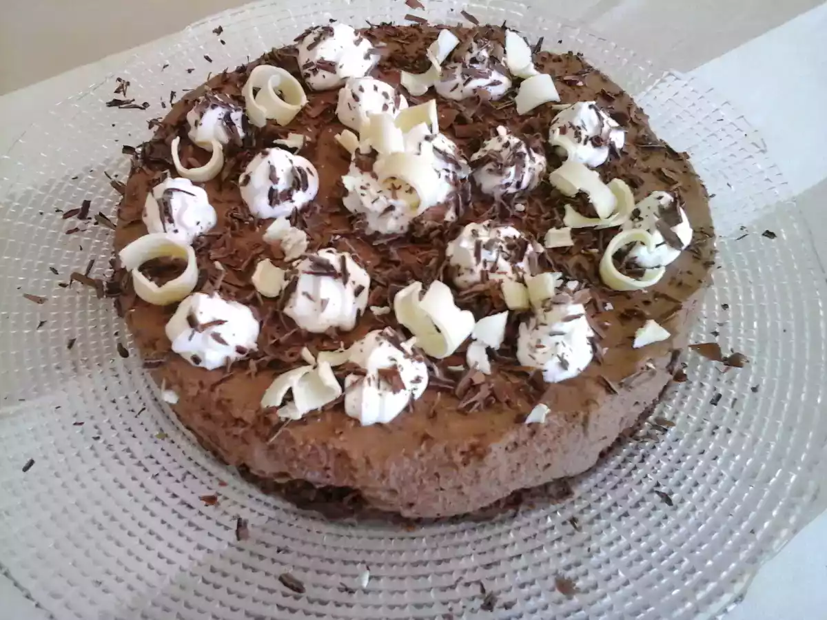 Gâteau mousseux au chocolat noir sur crêpes dentelle