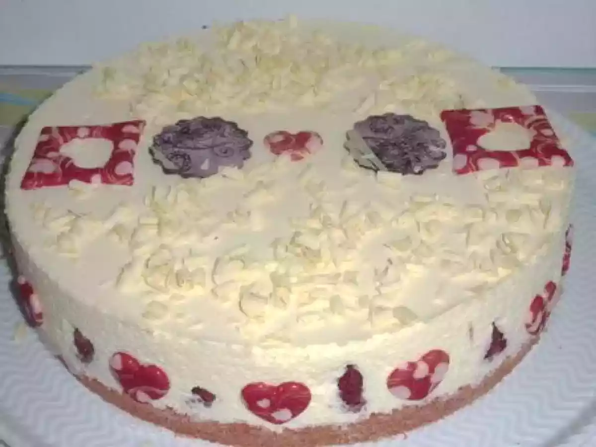 Gateau mousseux chocolat blanc framboises et biscuits roses