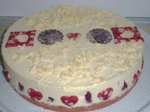 Gateau mousseux chocolat blanc framboises et biscuits roses