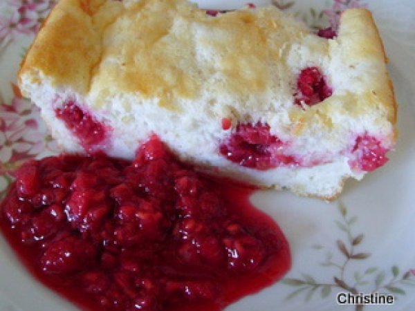 Gateau Nuage Aux Framboises Et Sa Compotee De Framboises Recette Ptitchef