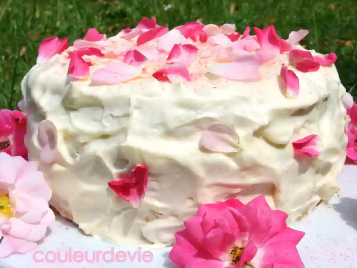 Gâteau nuage aux pétales de rose