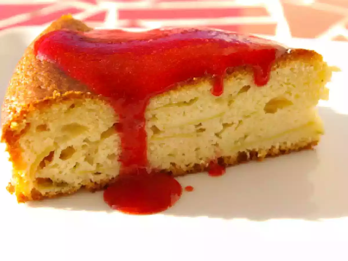 Gâteau pommes rhubarbe et coulis de fraises