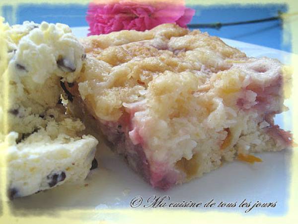 Gâteau-pouding aux pêches, mangues et fraises