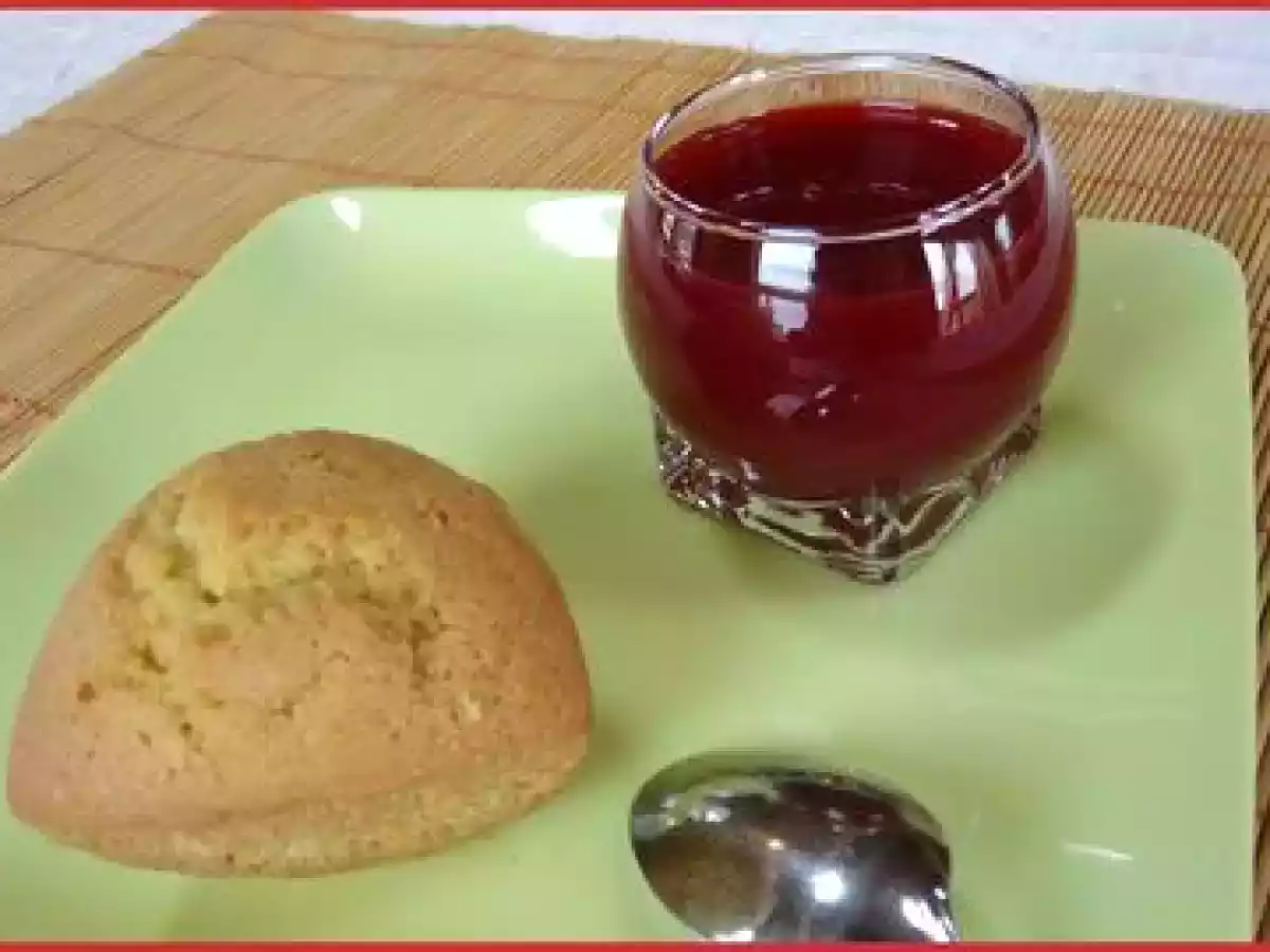 Gâteau poudre d'amandes et farine de riz, accompagné d?un kissel de framboises