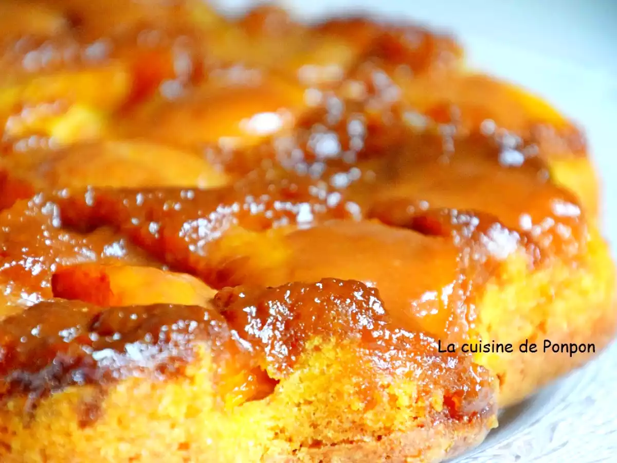 Gâteau renversé aux pêches caramélisées au caramel beurre salé, pain de singe et combava, 