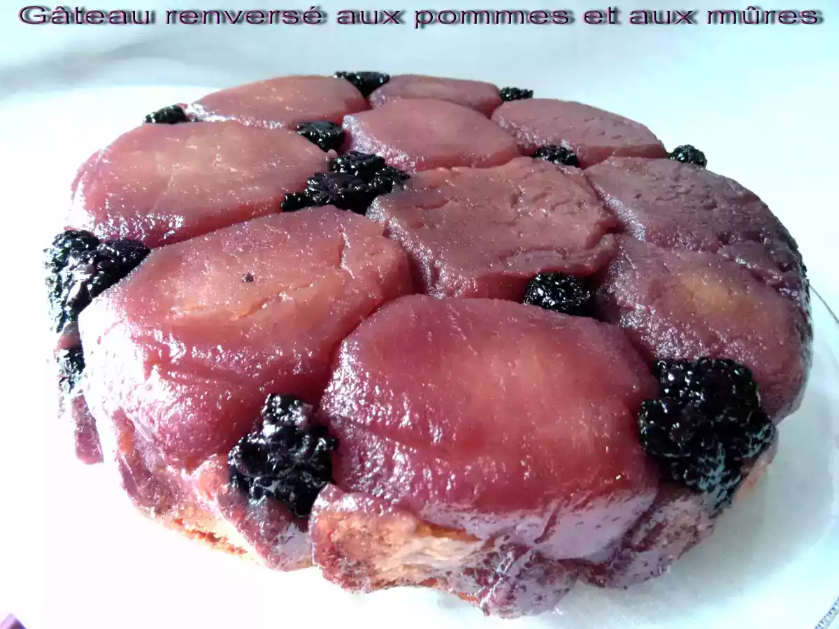 Gâteau renversé aux pommes et aux mûres