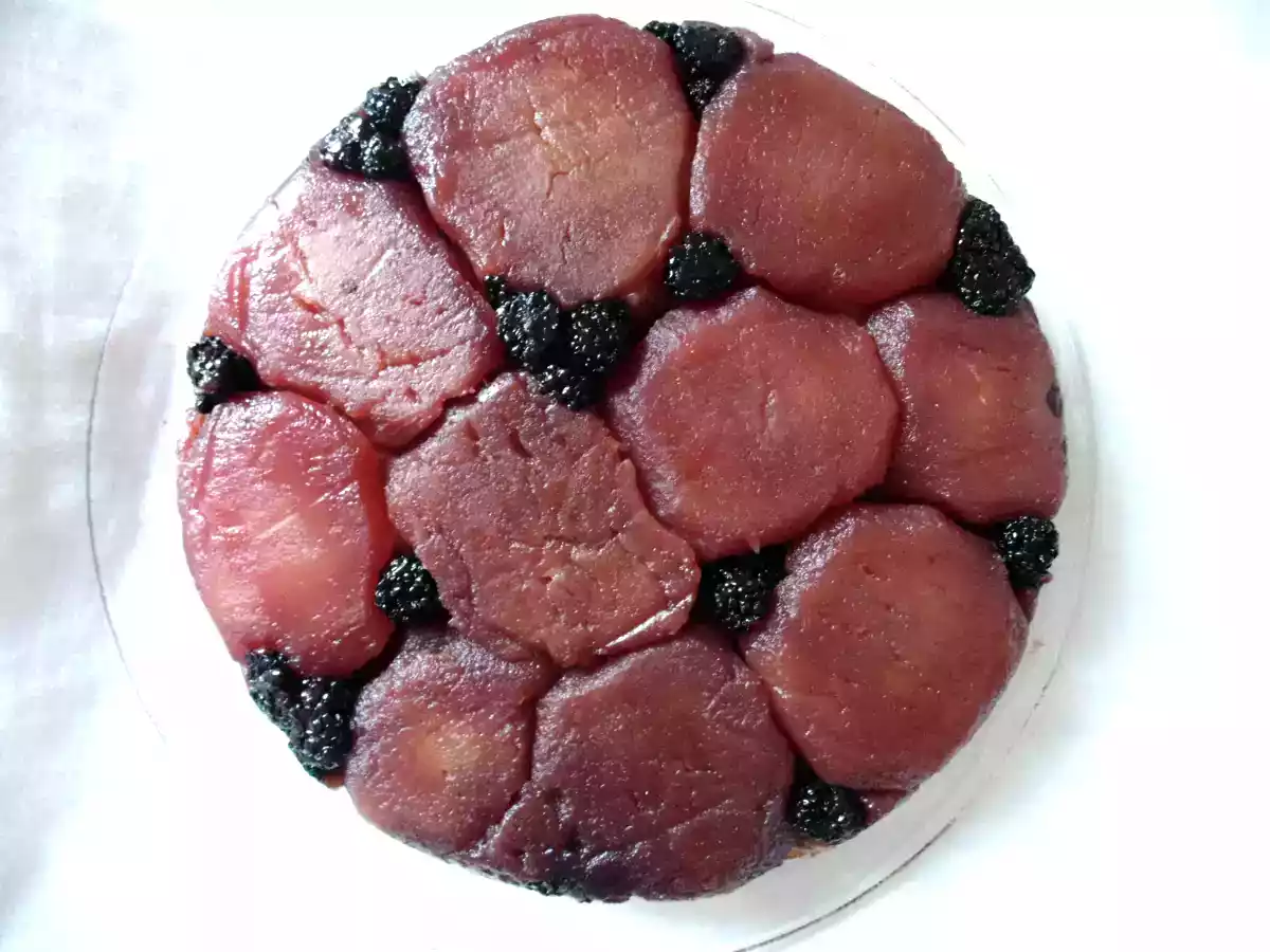 Gâteau renversé aux pommes et aux mûres - photo 3