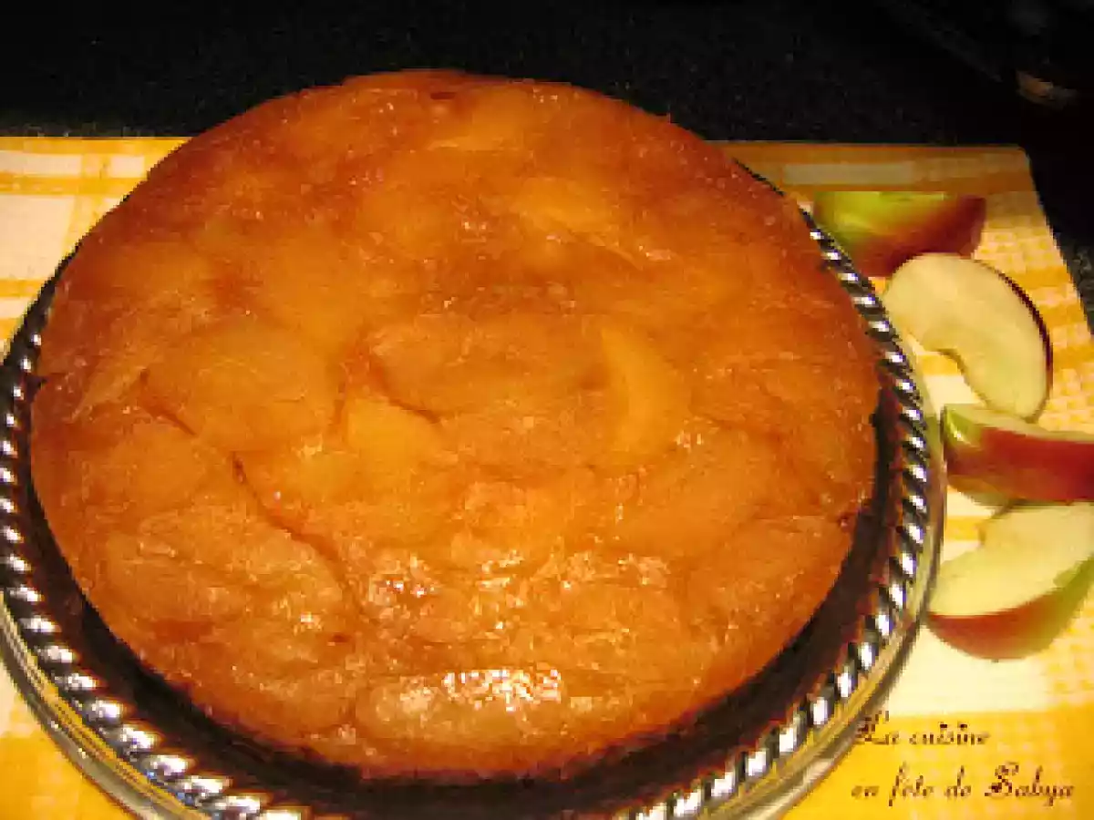 Gâteau renversé aux pommes, sauce au caramel ( pâte d'amande )
