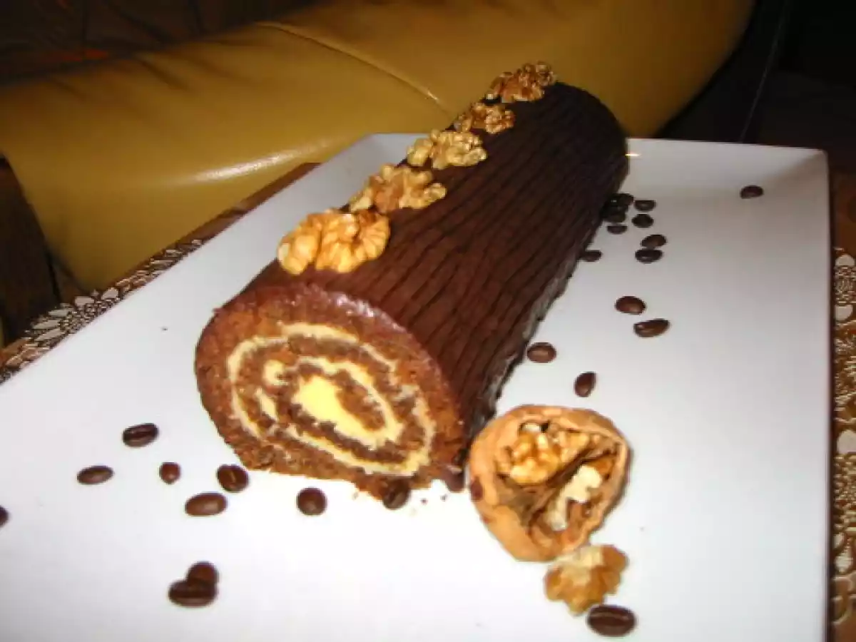 Gâteau roulé au café et aux noix, crème au beurre
