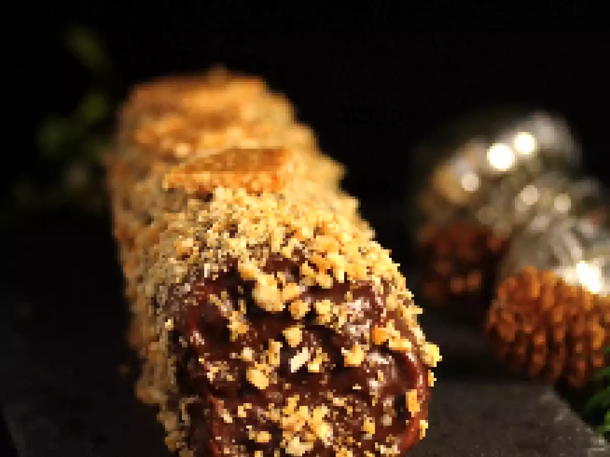Gateau roulé au caramel de fruits secs au chocolat et poudre de