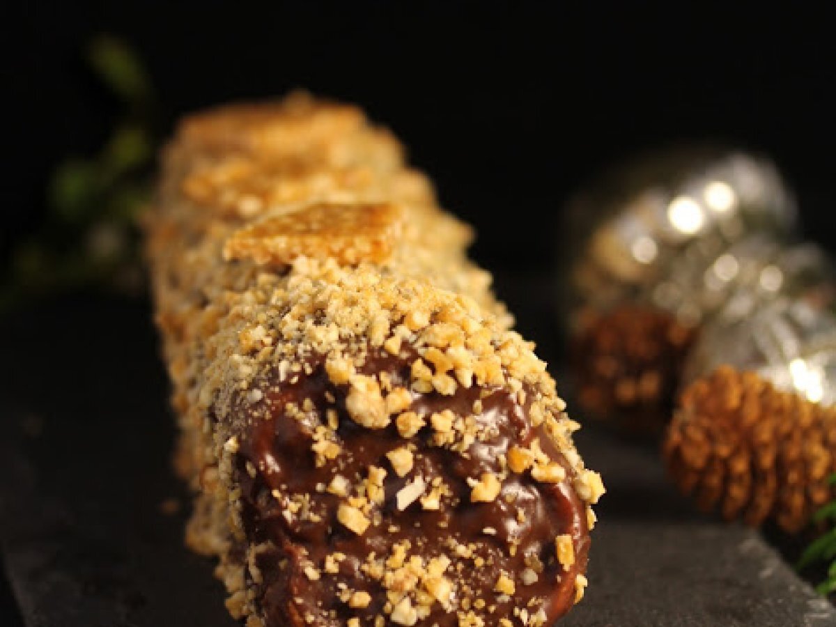 Gateau Roule Au Caramel De Fruits Secs Au Chocolat Et Poudre De Nougatine Recette Ptitchef