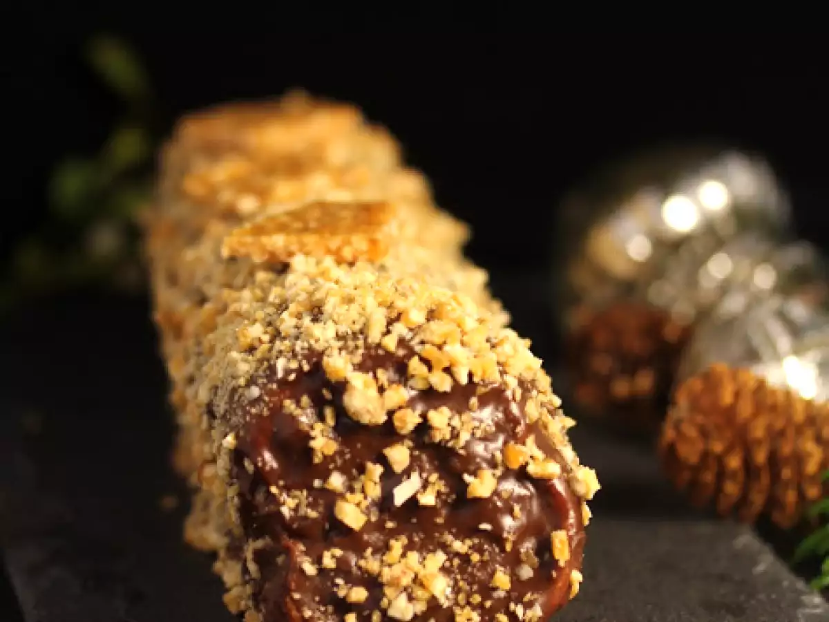 Gâteau roulé au caramel de fruits secs au chocolat et poudre de nougatine