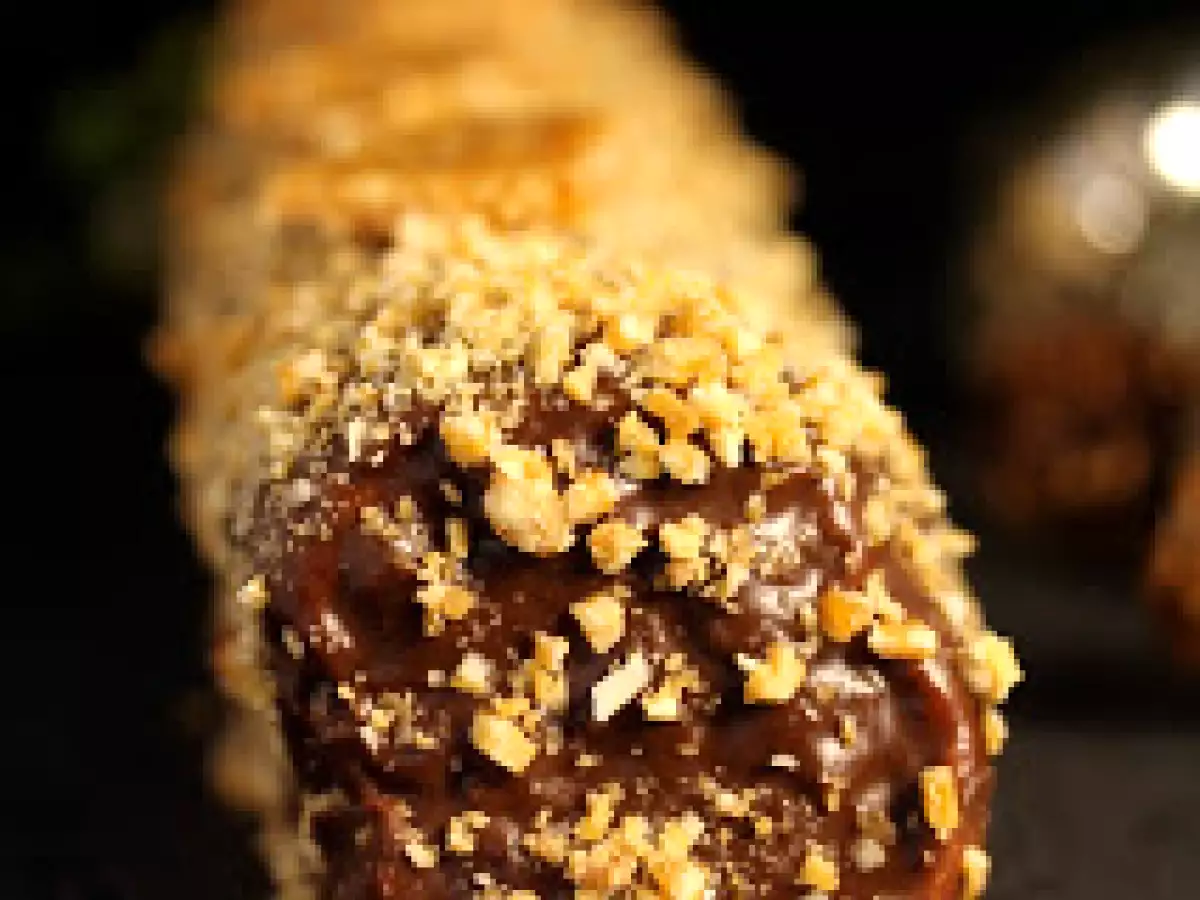 Gâteau roulé au caramel de fruits secs au chocolat et poudre de nougatine - photo 2