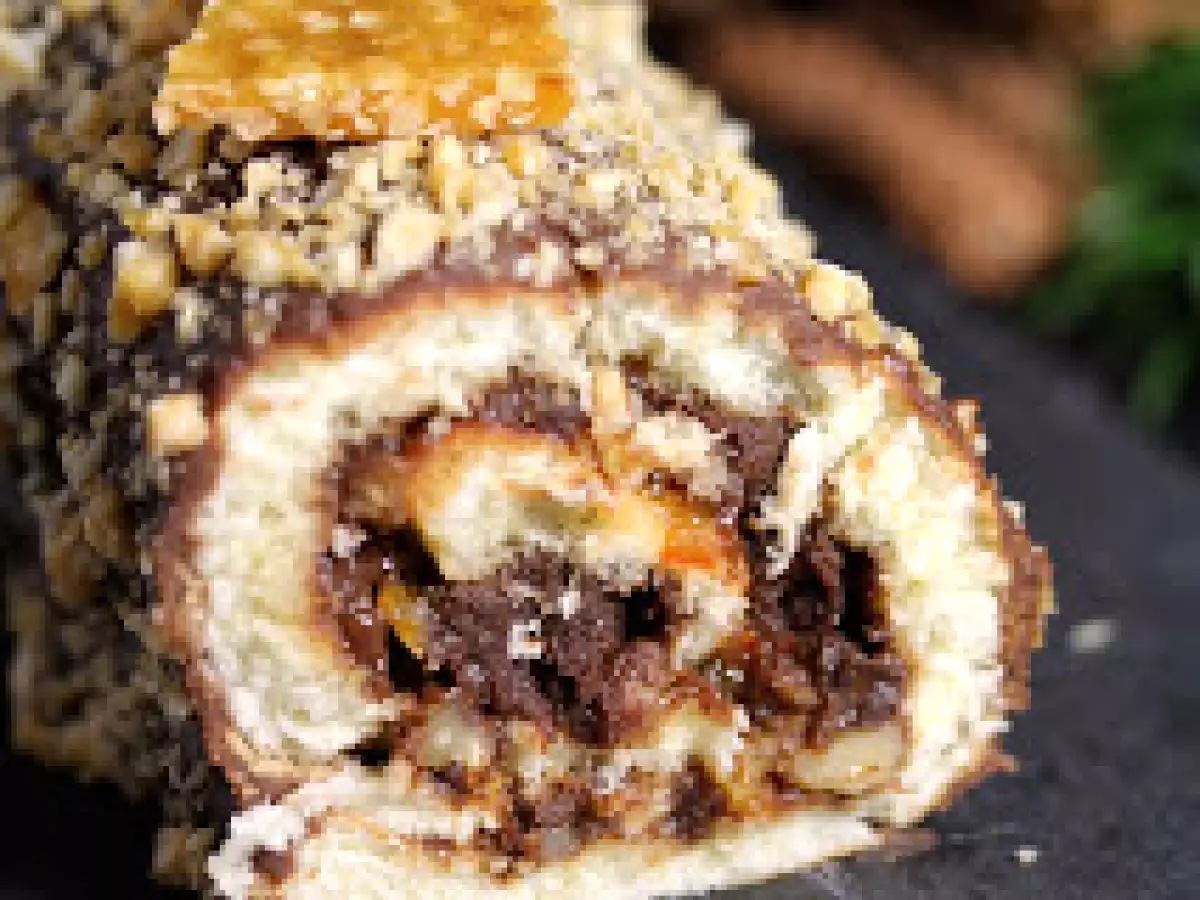Gâteau roulé au caramel de fruits secs au chocolat et poudre de nougatine - photo 3