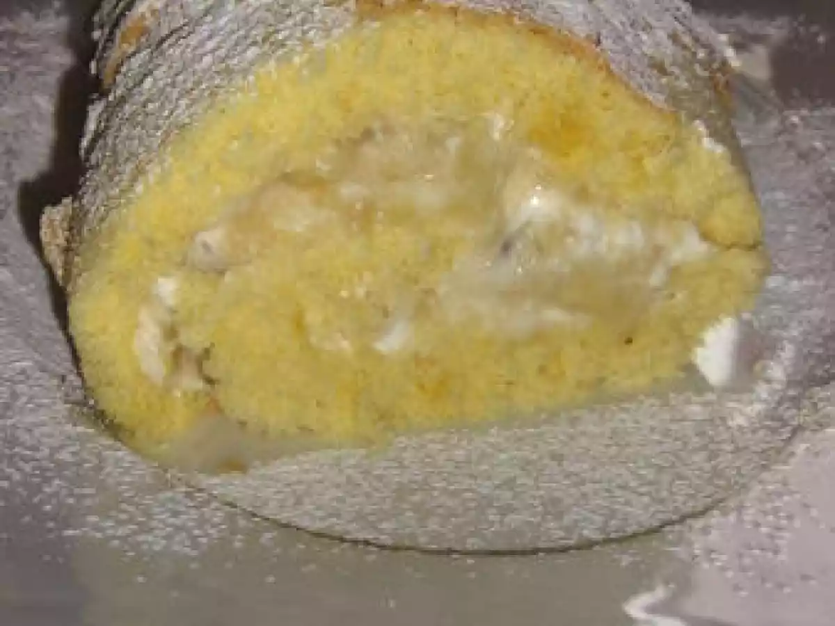 Gateau roulé, fourré à la banane et aux pépites de chocolat