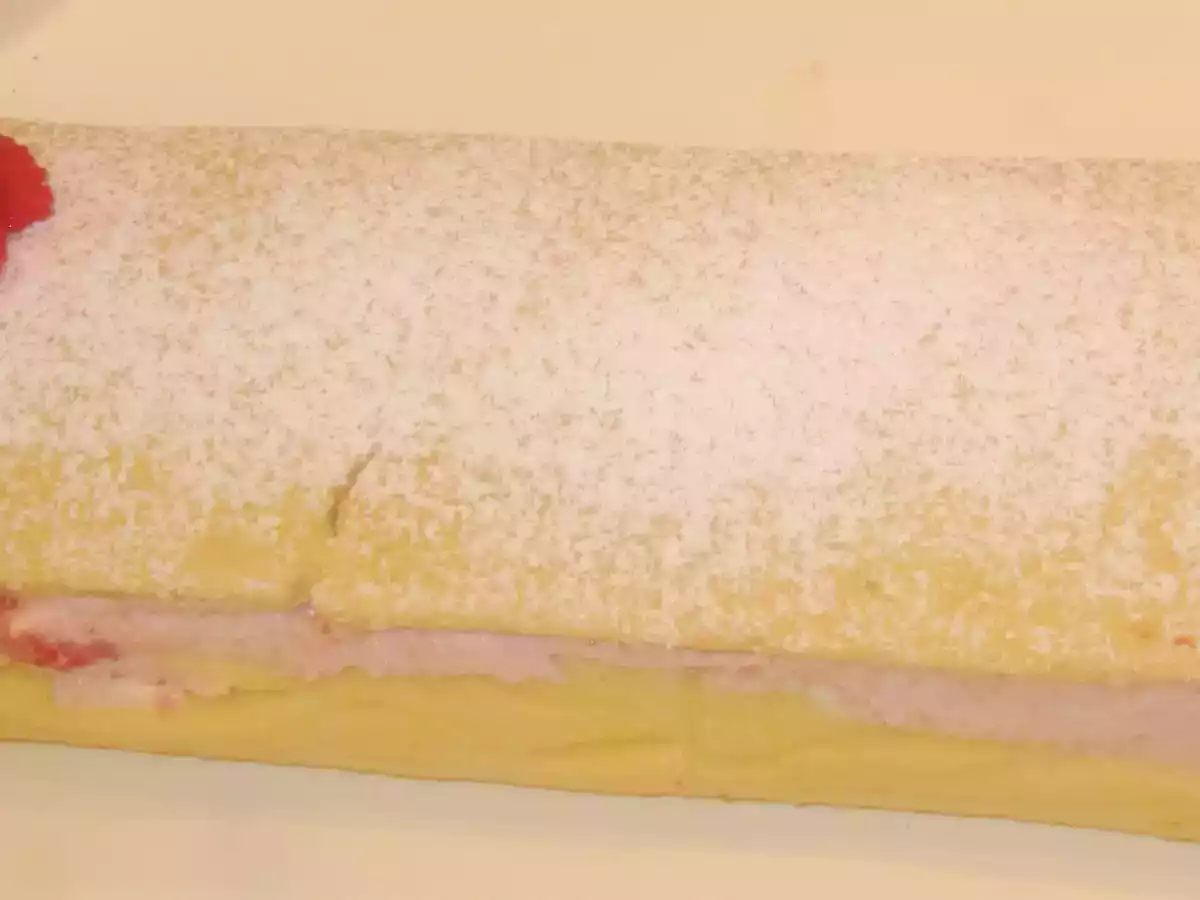 Gâteau roulé, fourré à la mousse de fraise.