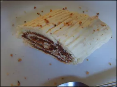 Gâteau roulé pralinoise glaçage chocolat blanc