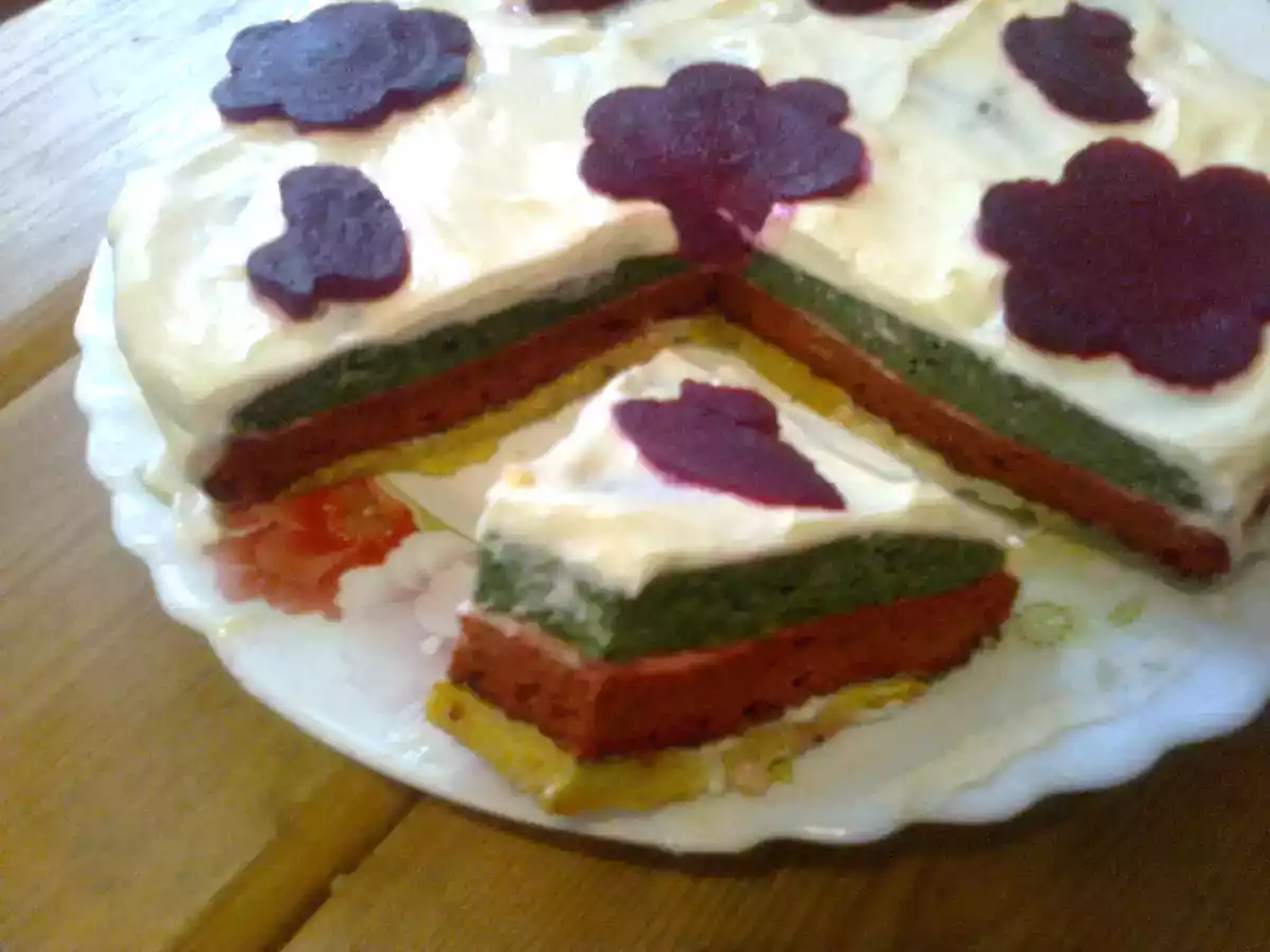 Gâteau salé tricolor aux légumes: betterave, carotte, épinard