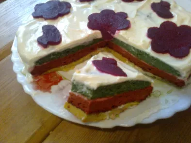 gâteau salé tricolor aux légumes: betterave, carotte, épinard