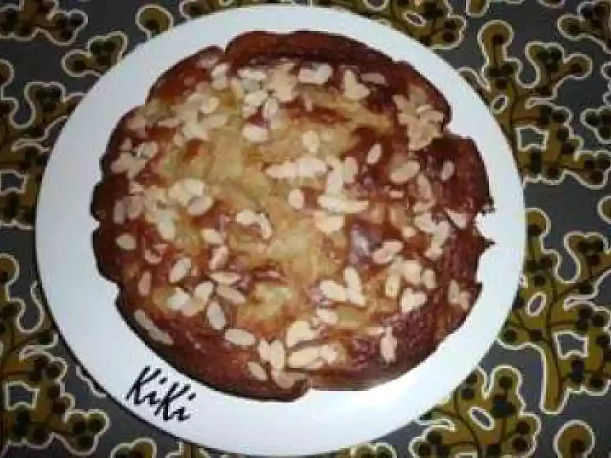 Gâteau yaourt, poires, amandes effilées