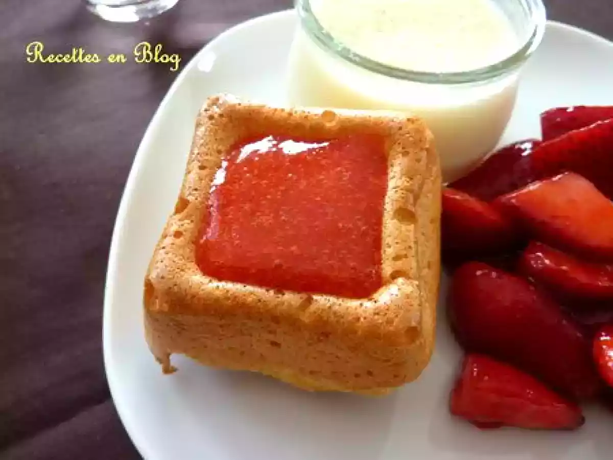 GÂTEAUX DE SAVOIE AU COULIS DE FRAISES