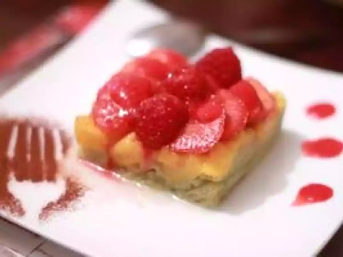 Gateeau rhubarbe, pêches et fruits rouges!