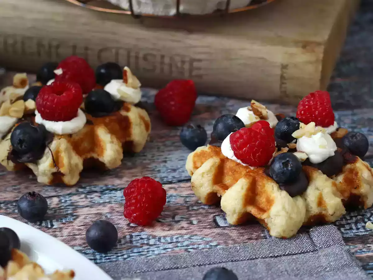 Gaufres garnies aux fruits, chocolat et chantilly - photo 3