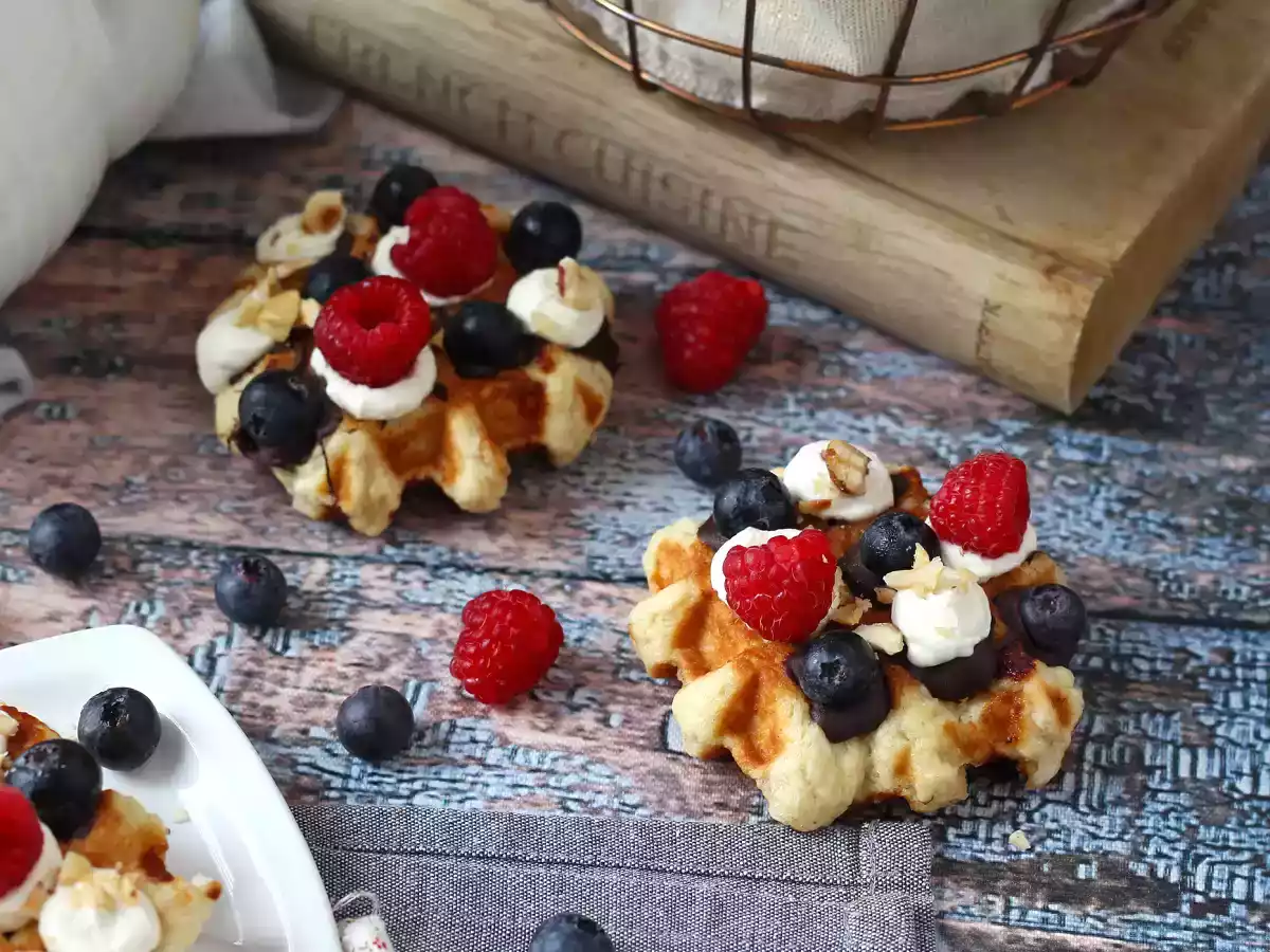 Gaufres garnies aux fruits, chocolat et chantilly - photo 6