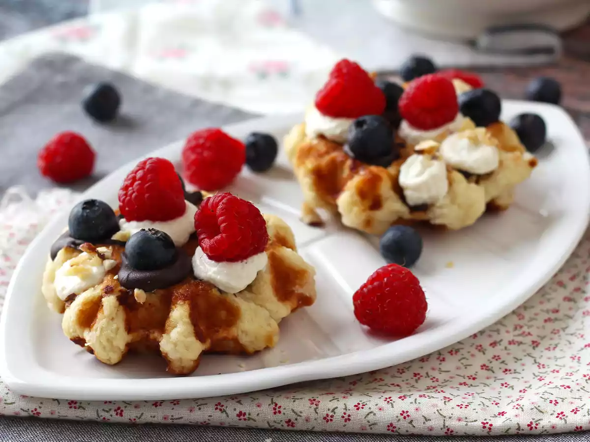Gaufres garnies aux fruits, chocolat et chantilly