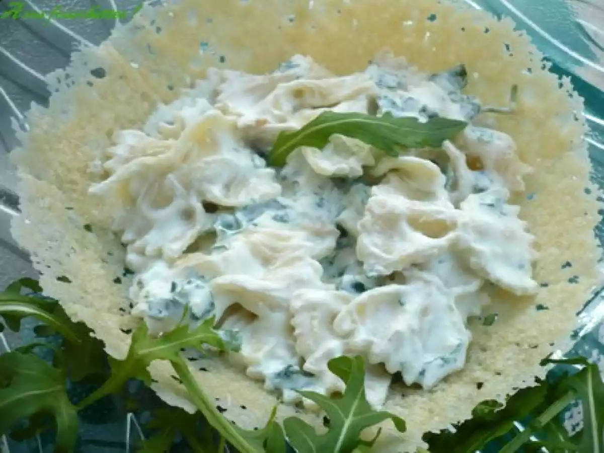 Gaufrette de parmesan avec pâtes, ricotta et roquette