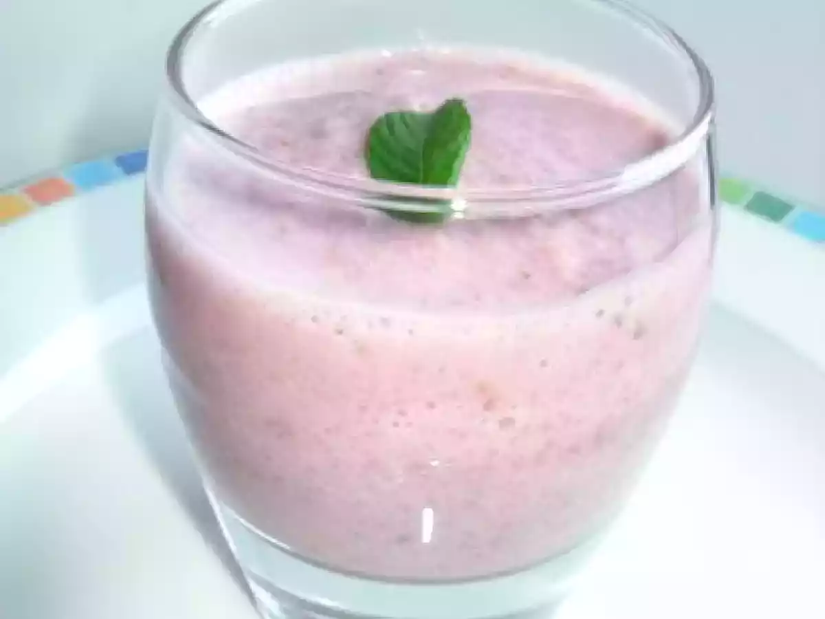 Gazpacho de concombre, fraises et menthe