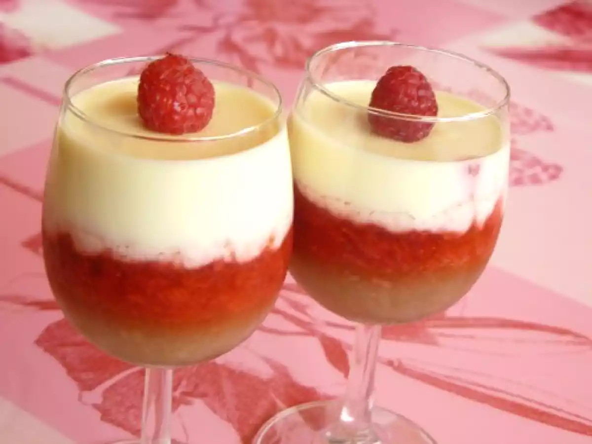 Gelée de chocolat blanc, compote de rhubarbe confite à la fraise