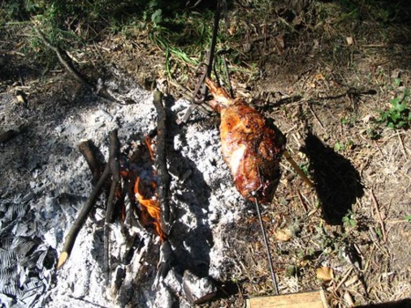 Gigôt d'agneau à la provençale à la broche