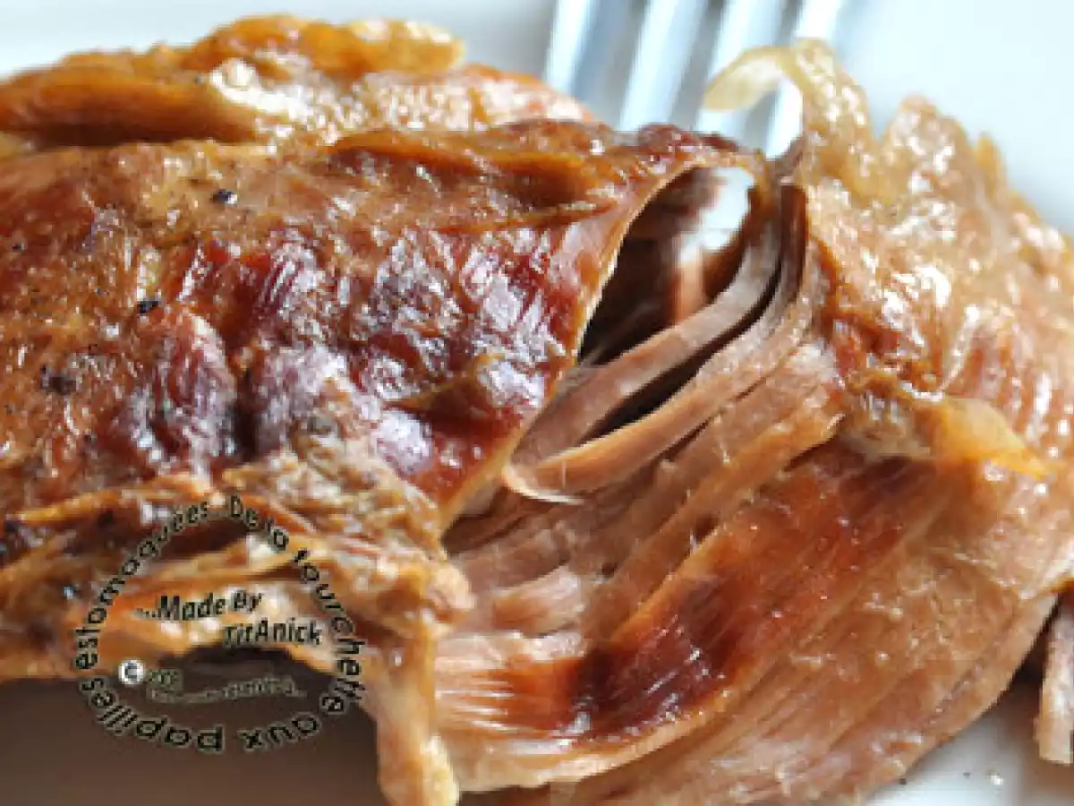 Gigot d'agneau de 7 heures au paprika, romarin, oignons et vin blanc