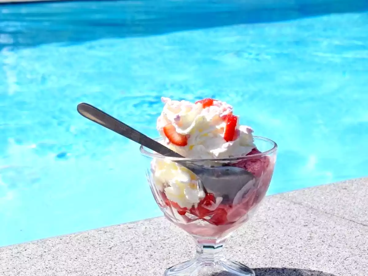 Glace à la fraise parfumée à la liqueur de basilic