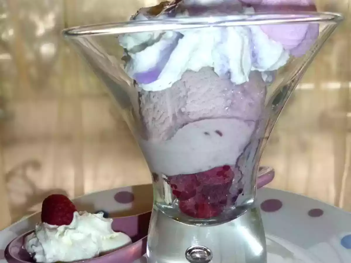 Glace à la framboise parfumée à la violette