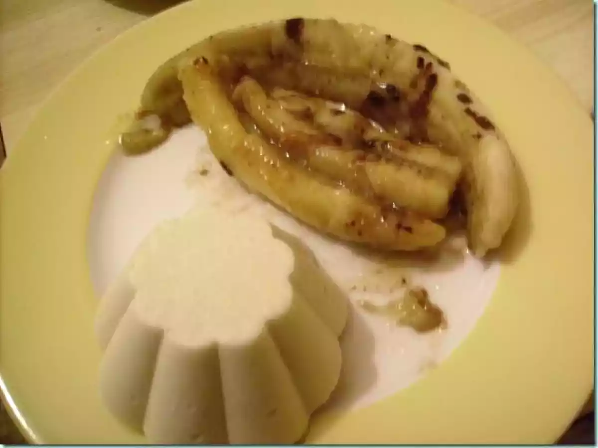 Glace à la noix de coco et ses bananes flambées