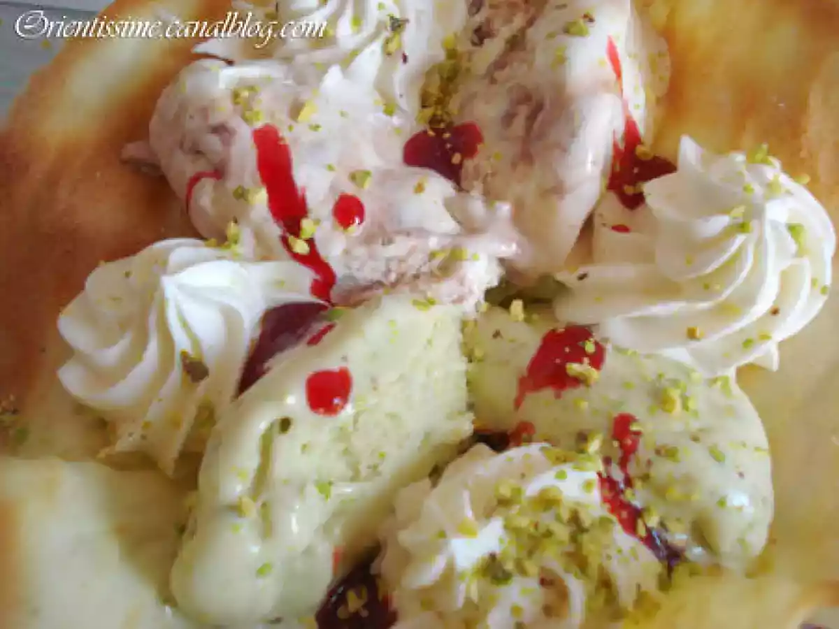 Glace à la pistache, son coulis de framboises, sa chantilly et sa tulipe - photo 2