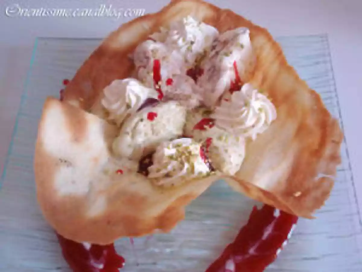 Glace à la pistache, son coulis de framboises, sa chantilly et sa tulipe - photo 3